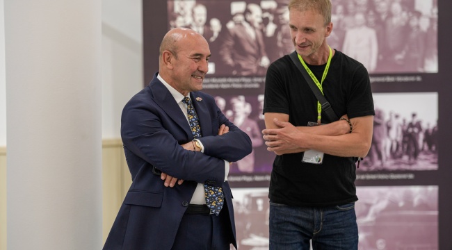 Atatürk Anamorfozu İzmir’de ziyaretçilerle buluştu