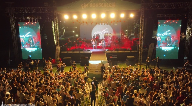 Binlerce İzmirli Gülşen’in şarkılarını söyledi