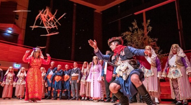 İzmirli muhtarlar ilk defa çıktıkları sahnede devleşti