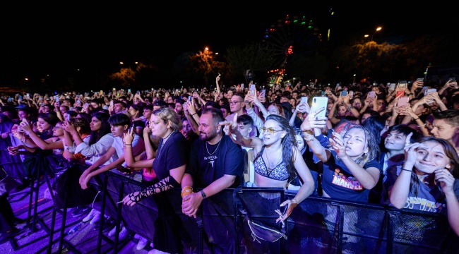 Lil Zey ilk solo konserini “Evim” dediği İzmir Fuarı’nda verdi