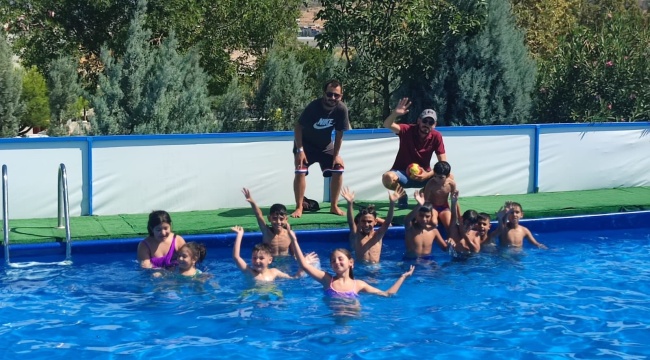 Roman çocuklar hem eğlendi hem yüzme öğrendi