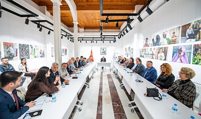 Başkan Soyer, Kent Konseyi’nin yeni başkanı Nilay Kökkılınç ve yönetim kurulunu ağırladı