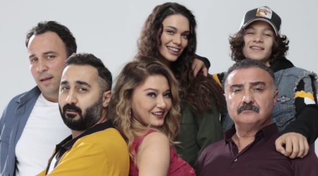 SEZONUN İLK BÜYÜK YERLİ YAPIMI &#039;KİM BU AİLE? İZMİR AGORA AVM&#039;DE SEYİRCİ İLE BULUŞUYOR