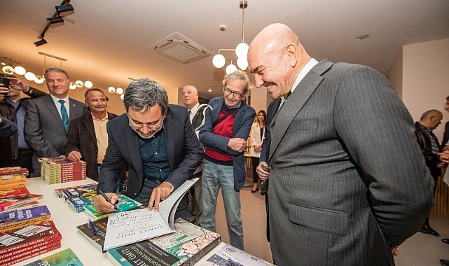 İzmir kitaba “dört” elle sarılıyor