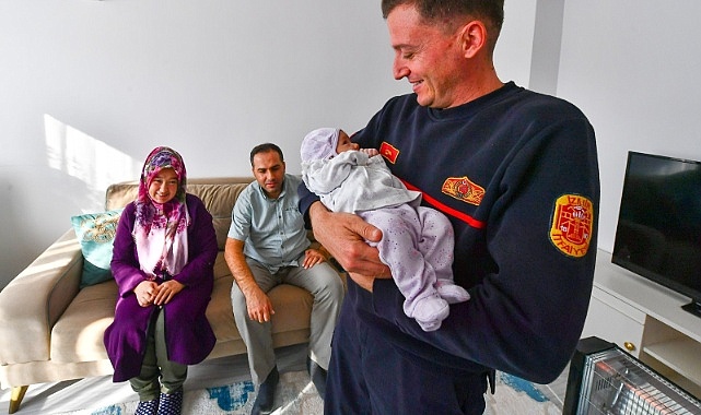 Kahraman itfaiyeci yangından kurtardığı Nehir bebekle buluştu