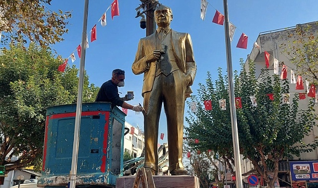 Kuşadası Belediyesi Atatürk Anıtlarını Yenilemeyi Sürdürüyor