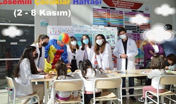 Üniversiteliler, lösemili çocuklarla maske boyadı