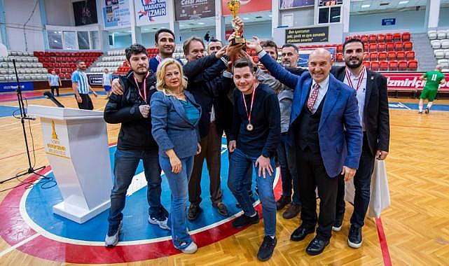 Basın Ligi'nin dostluk maçında başlama vuruşu Başkan Soyer'den