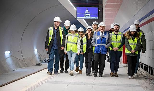 Başkan Soyer İzmir'in yeni metrosunda üniversite öğrencileriyle buluştu