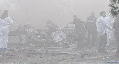 Diyarbakır'da polis servis aracına bombalı saldırı: 8'i polis 9 yaralı