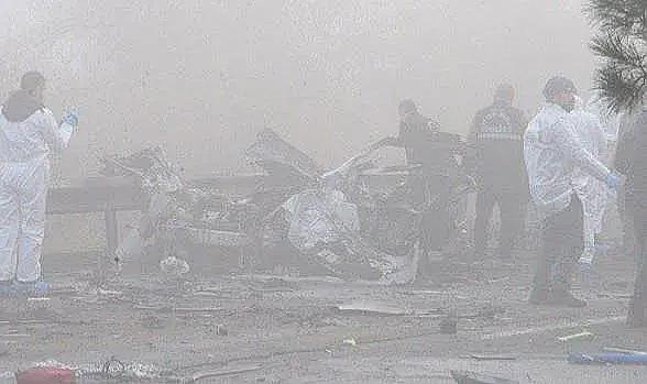 Diyarbakır'da polis servis aracına bombalı saldırı: 8'i polis 9 yaralı