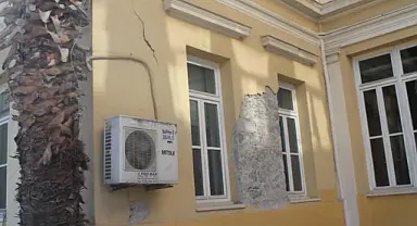 İzmir Atatürk Lisesi'nde yılların yorgunluğu son buluyor
