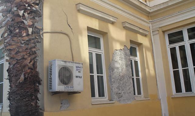 İzmir Atatürk Lisesi'nde yılların yorgunluğu son buluyor