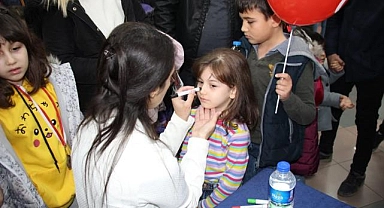 Aydın Büyükşehir Belediyesi Şehir Tiyatrosu'ndan çocuklara karne sürprizi