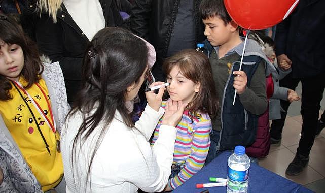 Aydın Büyükşehir Belediyesi Şehir Tiyatrosu'ndan çocuklara karne sürprizi