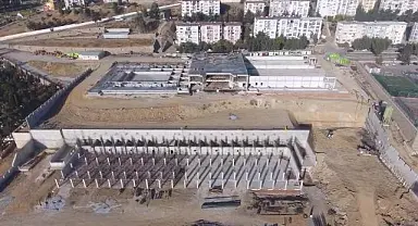 Karabağlar Gençlik ve Spor Merkezi'nin yarısı tamamlandı