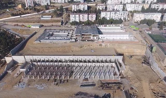 Karabağlar Gençlik ve Spor Merkezi'nin yarısı tamamlandı