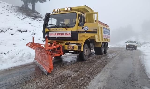 Seydikemer'de karla kaplanan yollar açıldı