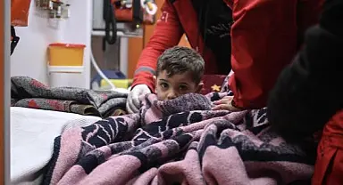 Deprem enkazından yarım saat arayla önce bebeği, sonra annesi kurtarıldı
