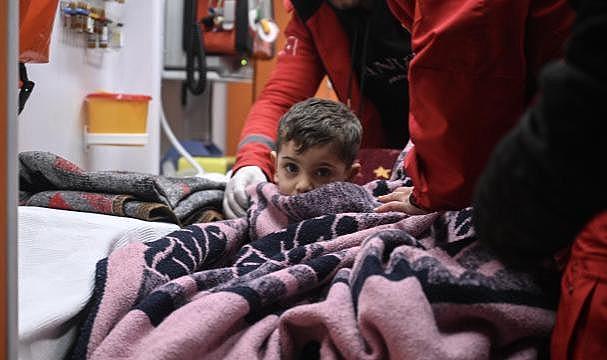 Deprem enkazından yarım saat arayla önce bebeği, sonra annesi kurtarıldı