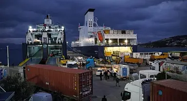 İzmir Büyükşehir Belediyesi'nin iş makineleri ve operatörleri Antakya'da