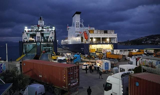 İzmir Büyükşehir Belediyesi'nin iş makineleri ve operatörleri Antakya'da