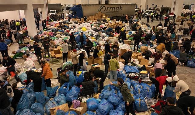 İzmir&#039;den deprem bölgesine destek çığ gibi büyüyor