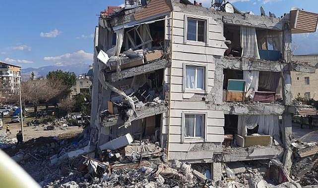 İzmir ekipleri depremin 102. saatinde bir canı daha kurtardı