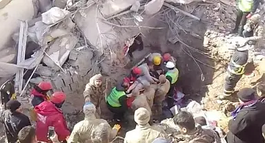 Kahramanmaraş'taki enkazdan 3 kişi sağ salim kurtarıldı