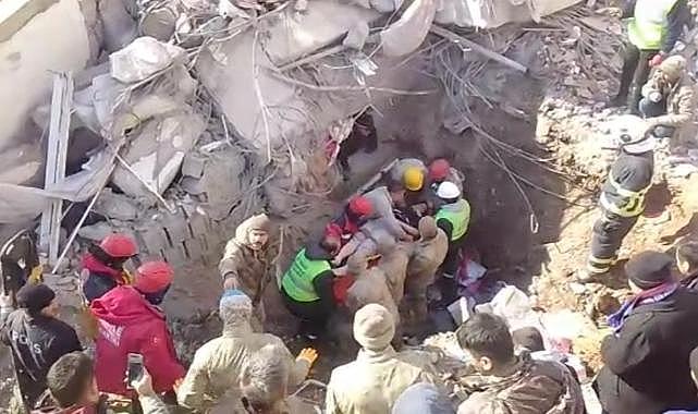 Kahramanmaraş&#039;taki enkazdan 3 kişi sağ salim kurtarıldı