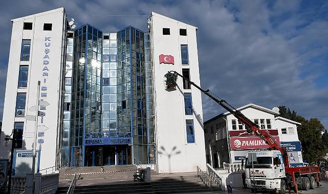 Kuşadası Belediyesi&#039;nden Atası&#039;na ve Türk Bayrağına Saygı