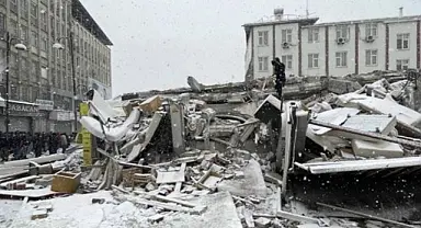 Malatya'da arama kurtarma ekibi de enkazın altında!
