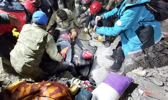 Manisa Büyükşehir İtfaiyesinin Adıyaman&#039;da 166&#039;ncı saatin mucizesi