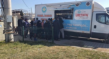 Marmarisli aşçılar kazanları depremzedeler için kaynatıyor