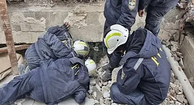 Özbekistan'dan gelen ekipler 9 kişiyi enkaz altından kurtardı