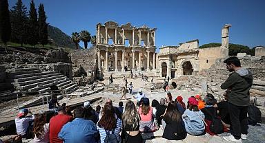 Büyükşehir Kitap Kulübü Üyelerinden Celsus Kütüphanesi'ne Ziyaret