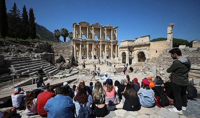 Büyükşehir Kitap Kulübü Üyelerinden Celsus Kütüphanesi'ne Ziyaret