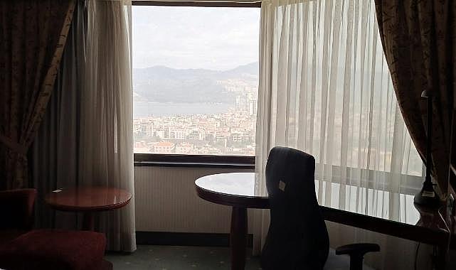 İzmir Büyükşehir Belediyesi Eski Hilton Oteli&#039;nin Binasını Depremzedelere Açtı