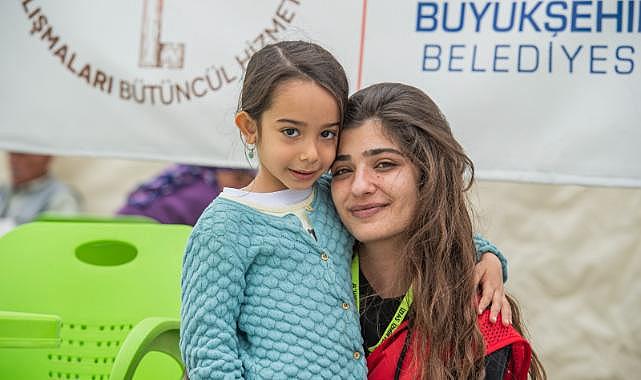 İzmir Büyükşehir ekipleri, Hatay'da depremzede kadın ve çocukların yanında