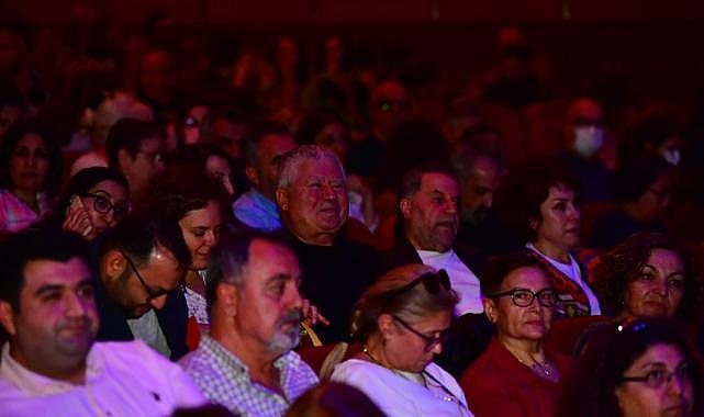 Mazlum Çimen ve Anadorian İzmir'de sahne aldı