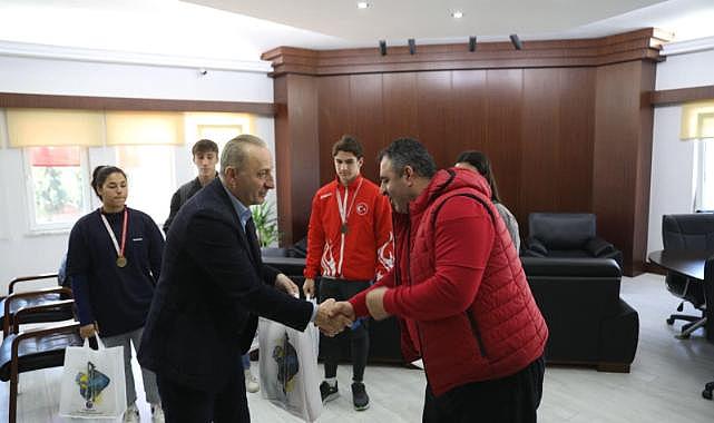 Şampiyon Boksörlerden Başkan Atabay'a ziyaret