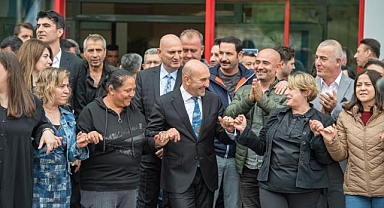 Büyükşehir memurları sözleşmeyi halay çekerek kutladı