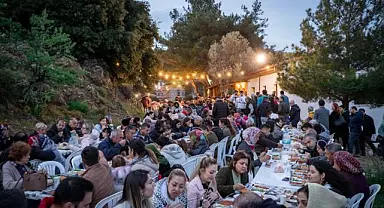 İmece usulü iftar yemeğinde dayanışma örneği