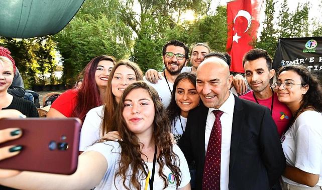 İzmir Büyükşehir Belediyesi’nden gençlere Kitap Kart desteği