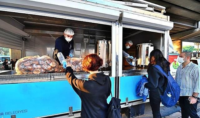 İzmir’de beslenme çantaları İzmir Büyükşehir desteğiyle doluyor