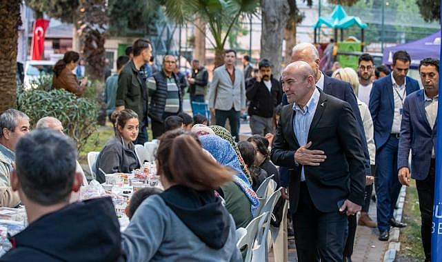 İzmir'de dayanışma sofraları devam ediyor