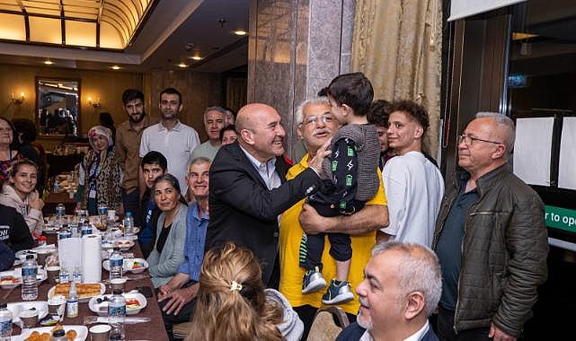 Soyer depremzedelerle sahurda buluştu: "Yerinize kendimi koyarak elimden ne geliyorsa yapacağım"