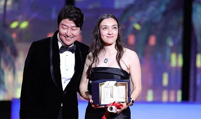 Cannes'da En İyi Kadın Oyuncu Ödülünü alan Merve Dizdar'a ünlüler ve siyasetçilerden tebrik yağdı