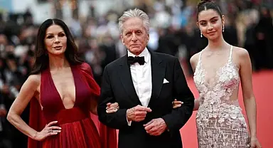 Cannes kırmızı halısında aile saadeti: Catherine Zeta-Jones ve Michael Douglas kızlarıyla