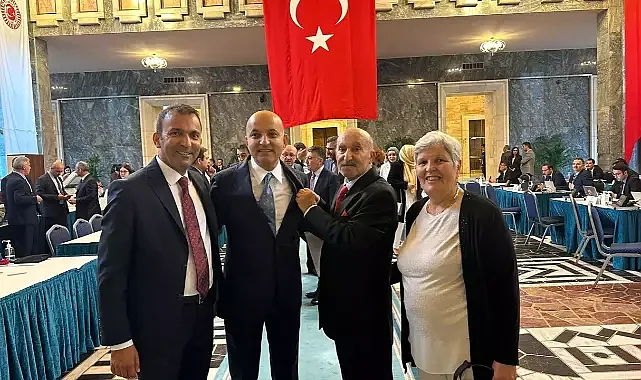 CHP'li Polat'ın milletvekili rozetini babası taktı!